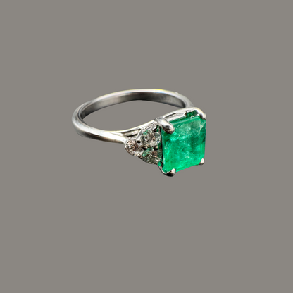 Bague en or blanc 18 carats avec émeraude