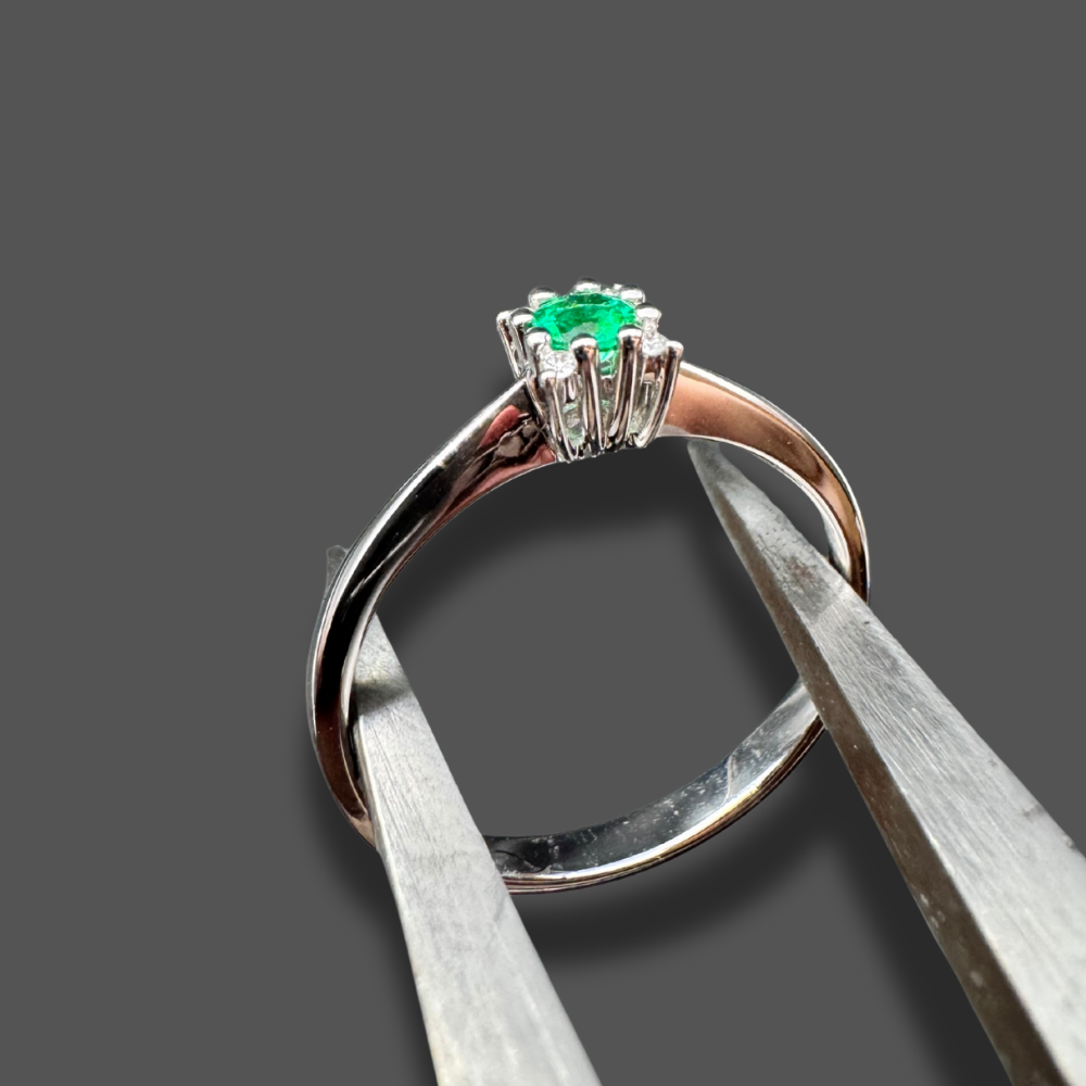 Bague en or blanc avec émeraude
