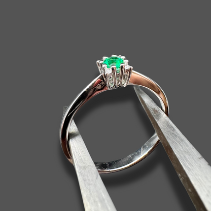 Bague en or blanc avec émeraude