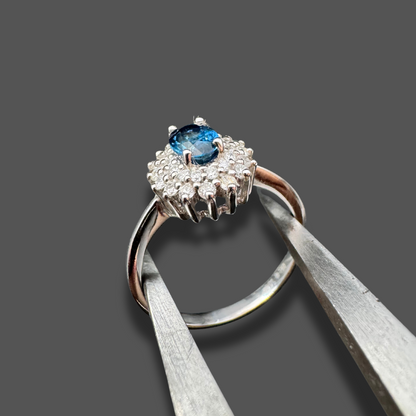 Bague en or blanc, saphir entourage diamants