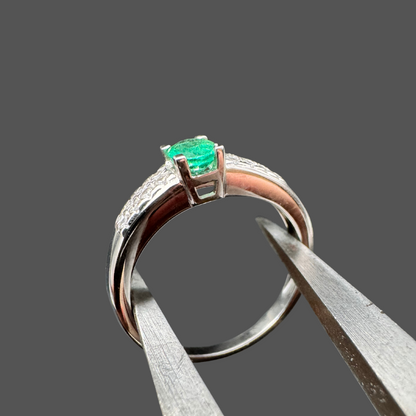 Bague en or blanc sertie d’une émeraude et diamants