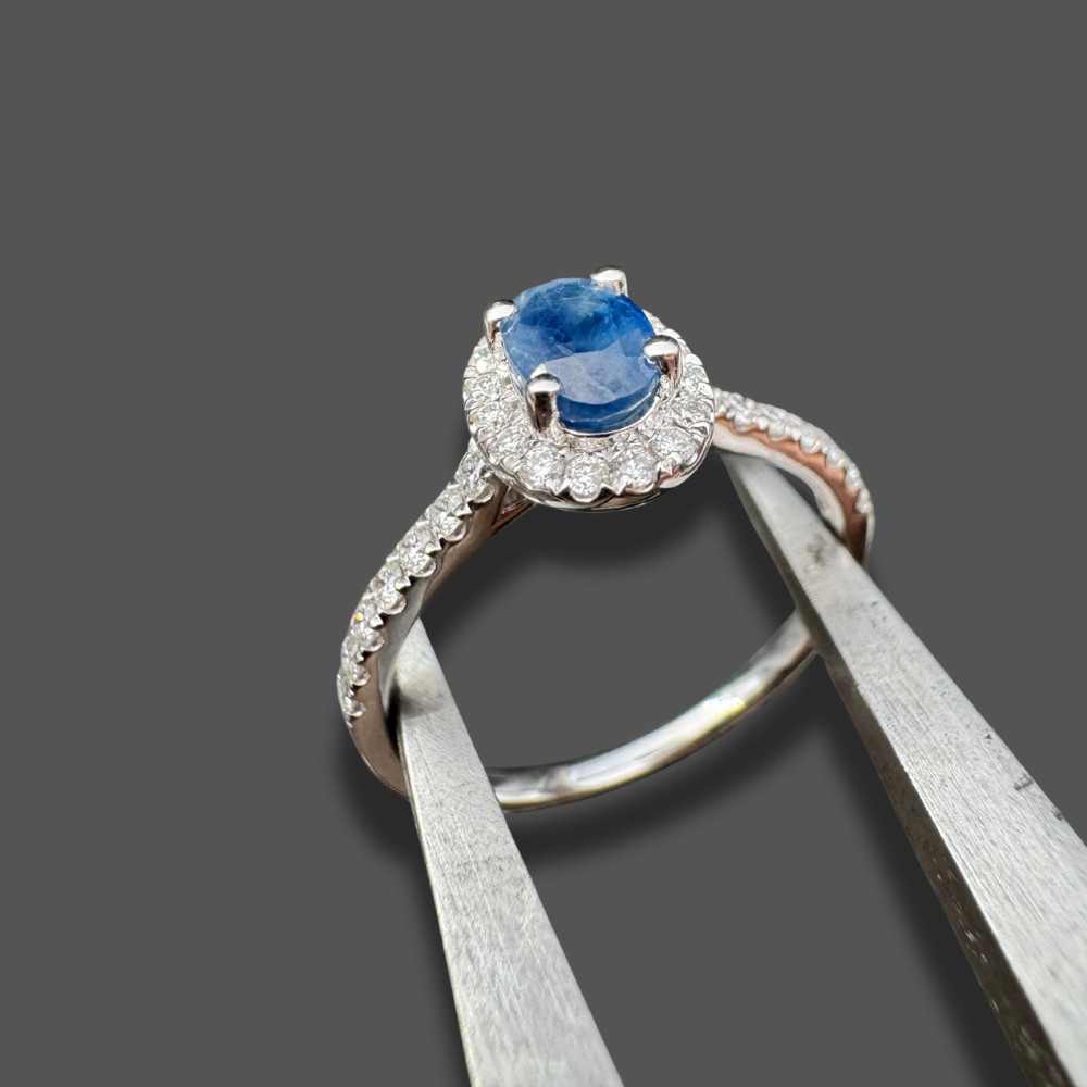 Bague en or blanc, saphir et diamants