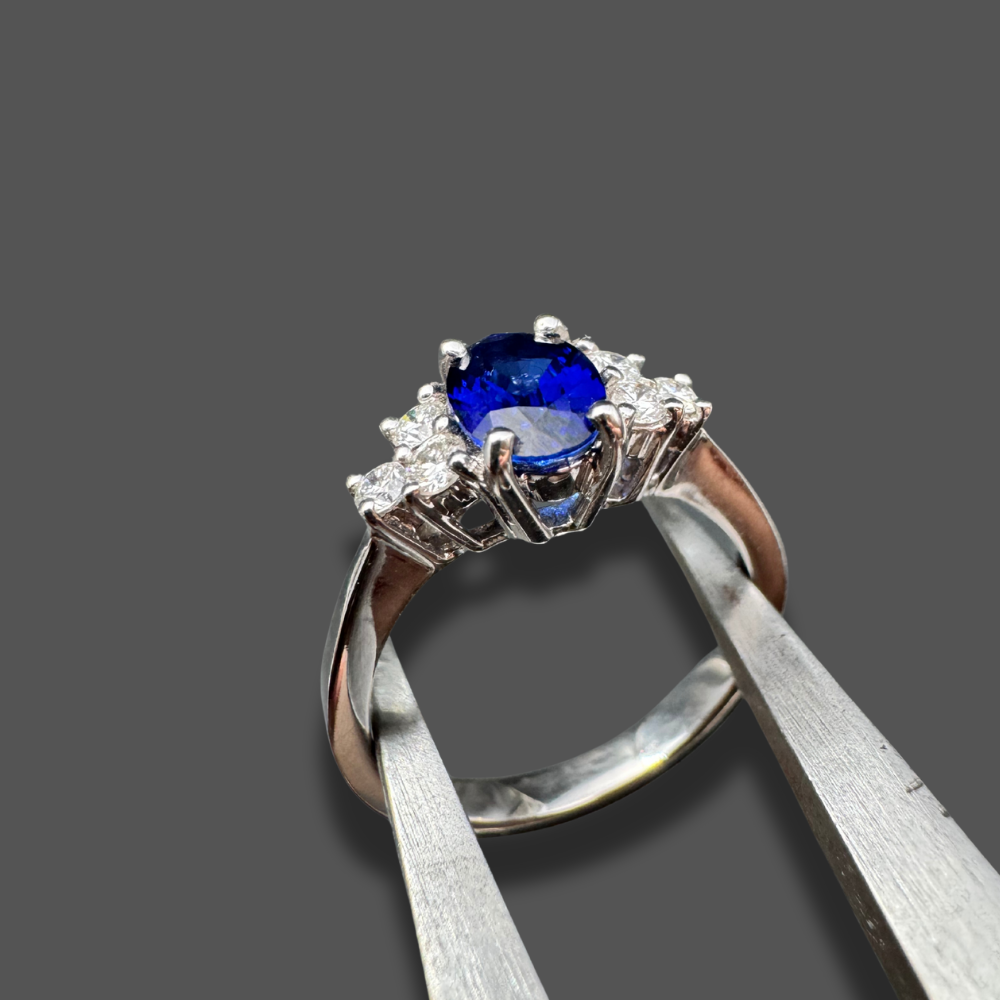 Bague en or blanc, saphir et diamants
