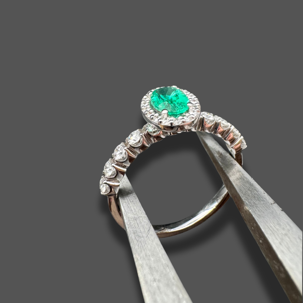 Bague en or blanc, émeraude et diamants