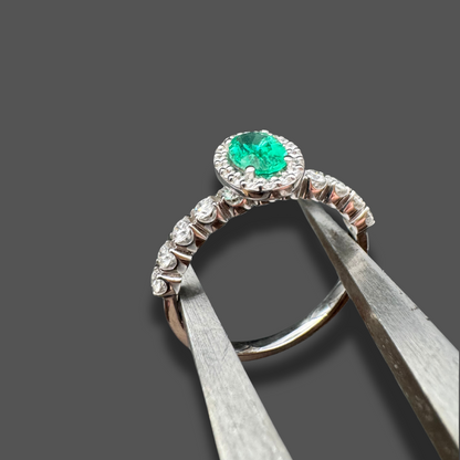 Bague en or blanc, émeraude et diamants