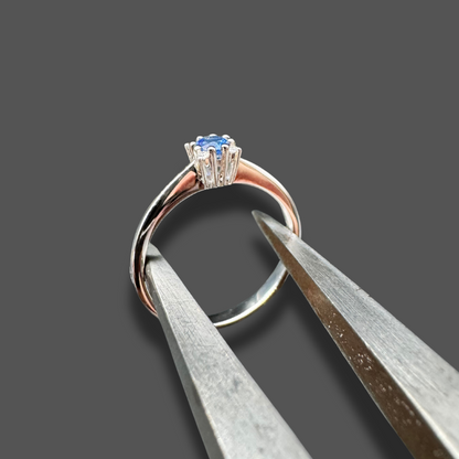 Bague en or blanc avec saphir