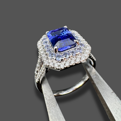 Bague en or blanc sertie d’une tanzanite et de diamants