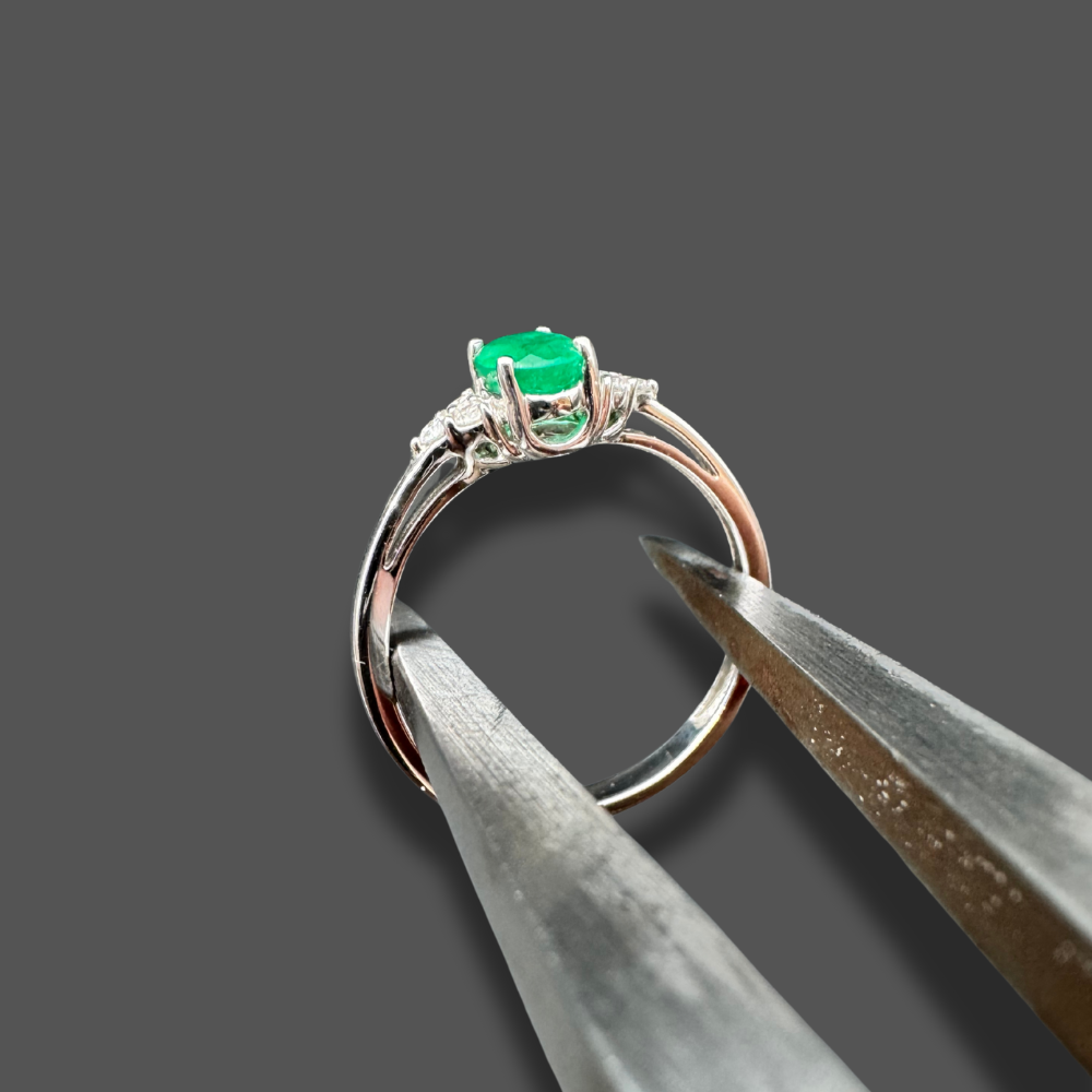 Bague en or blanc avec émeraude et diamants