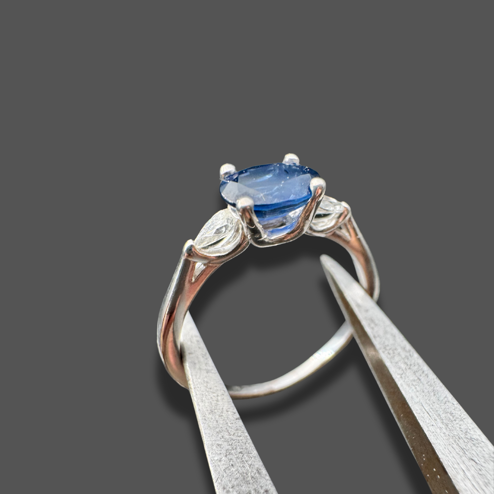 Bague en or blanc, saphir et diamants