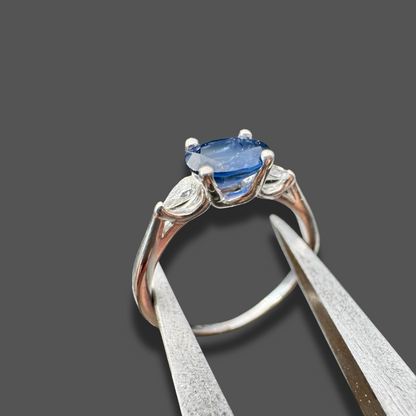 Bague en or blanc, saphir et diamants