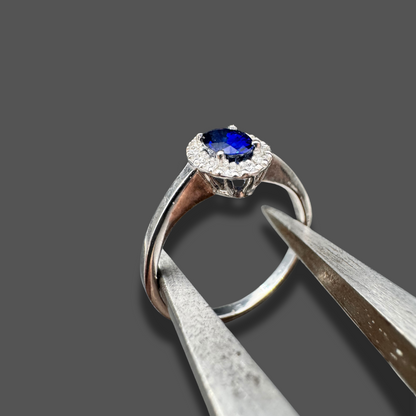 Bague en or blanc, saphir et diamants
