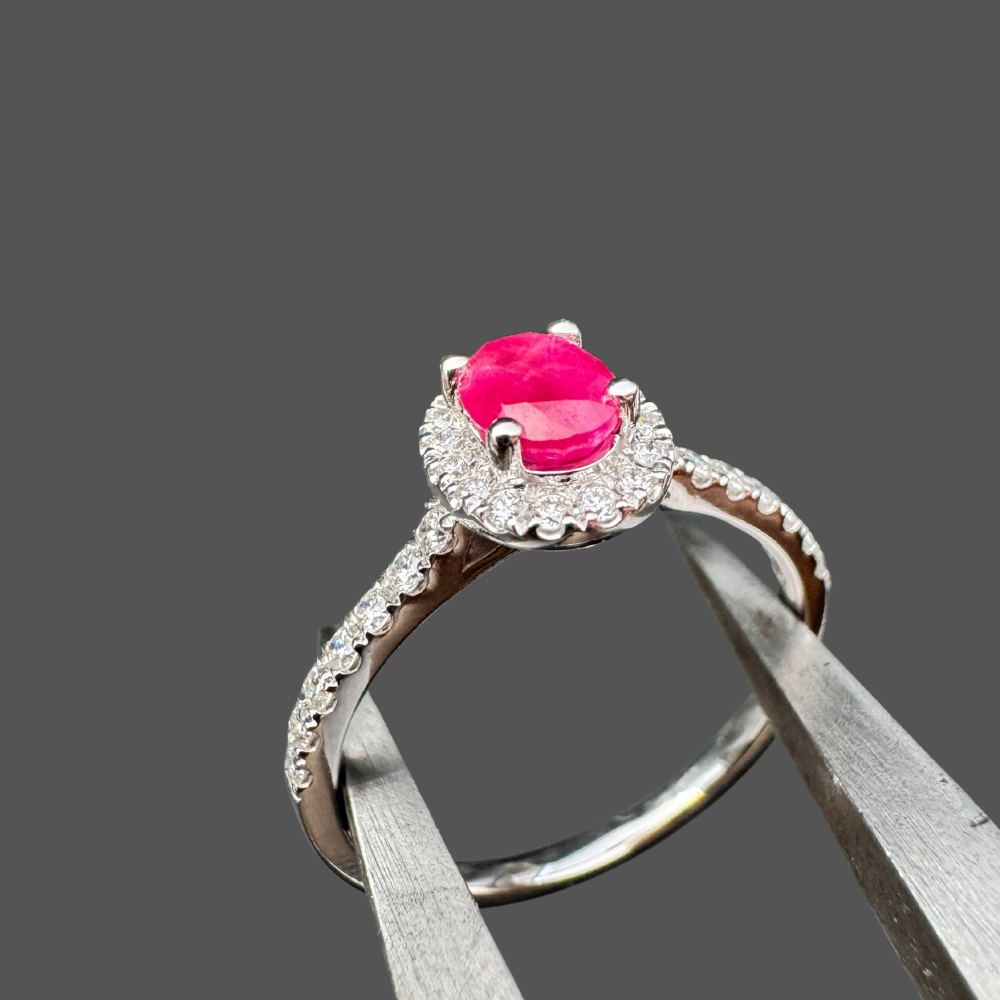 Bague en or blanc, rubis et diamants