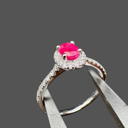 Bague en or blanc, rubis et diamants